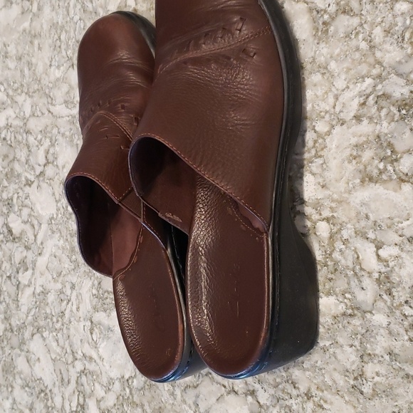 Clarks Daffodil brown leather slip on clog in brown - Picture 3 of 11